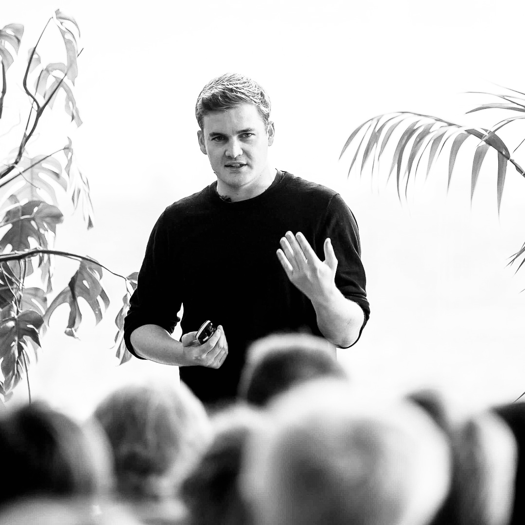 Sébastien Lintz speaking to an audience